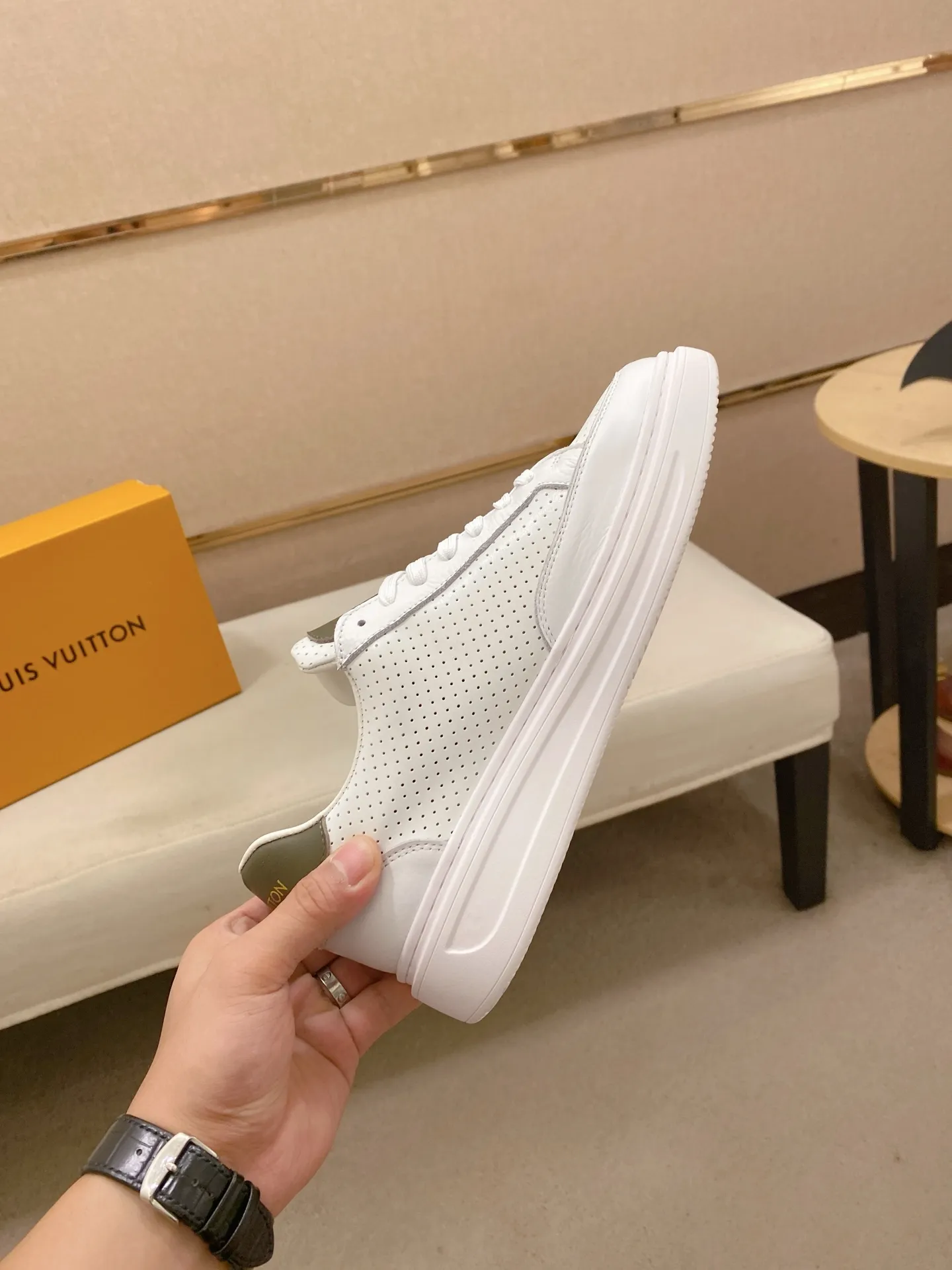 Men's shoes 💰: 420💰🎉🎉LV~Louis Vuitton trendy men's shoes New shipments Latest matching The same style as the official website Super high quality Hot sales of the season [strong] [strong] [strong] Selected first-layer cowhide, comfortable cowhide lining, original last, comfortable on the foot, wear-resistant rubber outsole Size number: 38-44.